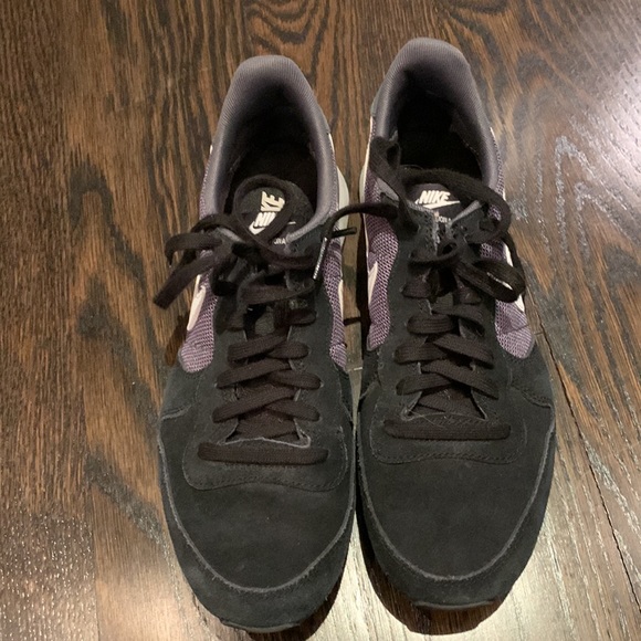 Nike internationalist women’s sneaker. Size 9. - Picture 2 of 7